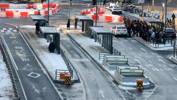 서울 시내버스 노동조합이 무기한 전면파업에 돌입한 13일 서울역 버스환승센터 시내버스 정류장이 한산한 반면 택시 승강장은 시민들로 붐비고 있다. 2026.1.13 연합뉴스
