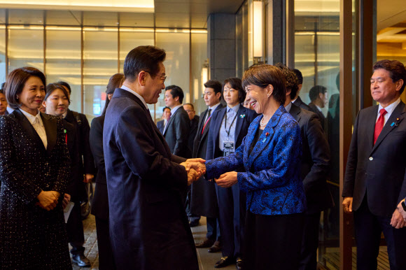이재명 대통령이 13일 일본 나라현 회담장 앞에서 영접 나온 다카이치 사나에 일본 총리와 악수하고 있다. 2026.1.13. 공동취재 제공