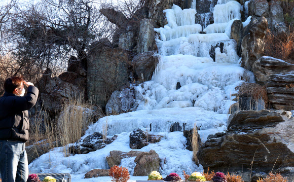 강추위가 이어진 13일 인천 연수구 한 음식점 앞 인공폭포가 얼어 있다. 2026.1.13 연합뉴스