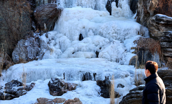 강추위가 이어진 13일 인천 연수구 한 음식점 앞 인공폭포가 얼어 있다. 2026.1.13 연합뉴스