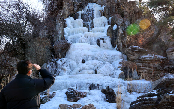 강추위가 이어진 13일 인천 연수구 한 음식점 앞 인공폭포가 얼어 있다. 2026.1.13 연합뉴스