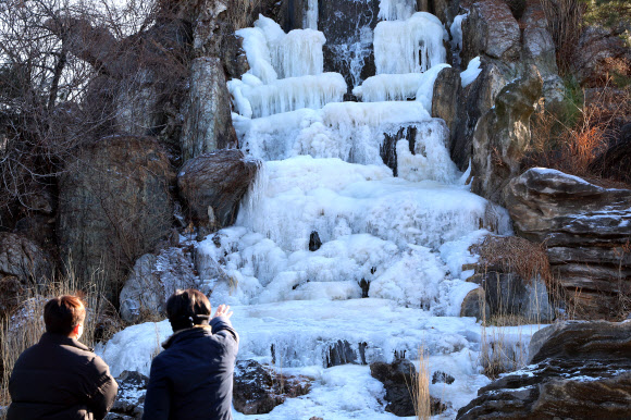 강추위가 이어진 13일 인천 연수구 한 음식점 앞 인공폭포가 얼어 있다. 2026.1.13 연합뉴스
