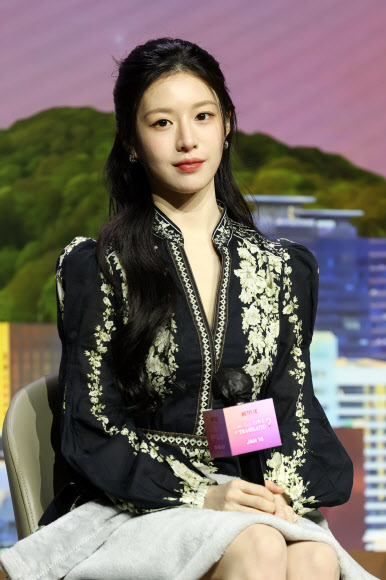 배우 고윤정이 13일 서울 강남구 조선팰리스 서울 강남 호텔에서 열린 넷플릭스 시리즈 ‘이 사랑 통역 되나요?’ 제작발표회에서 인사말을 하고 있다. 2026.1.13 연합뉴스