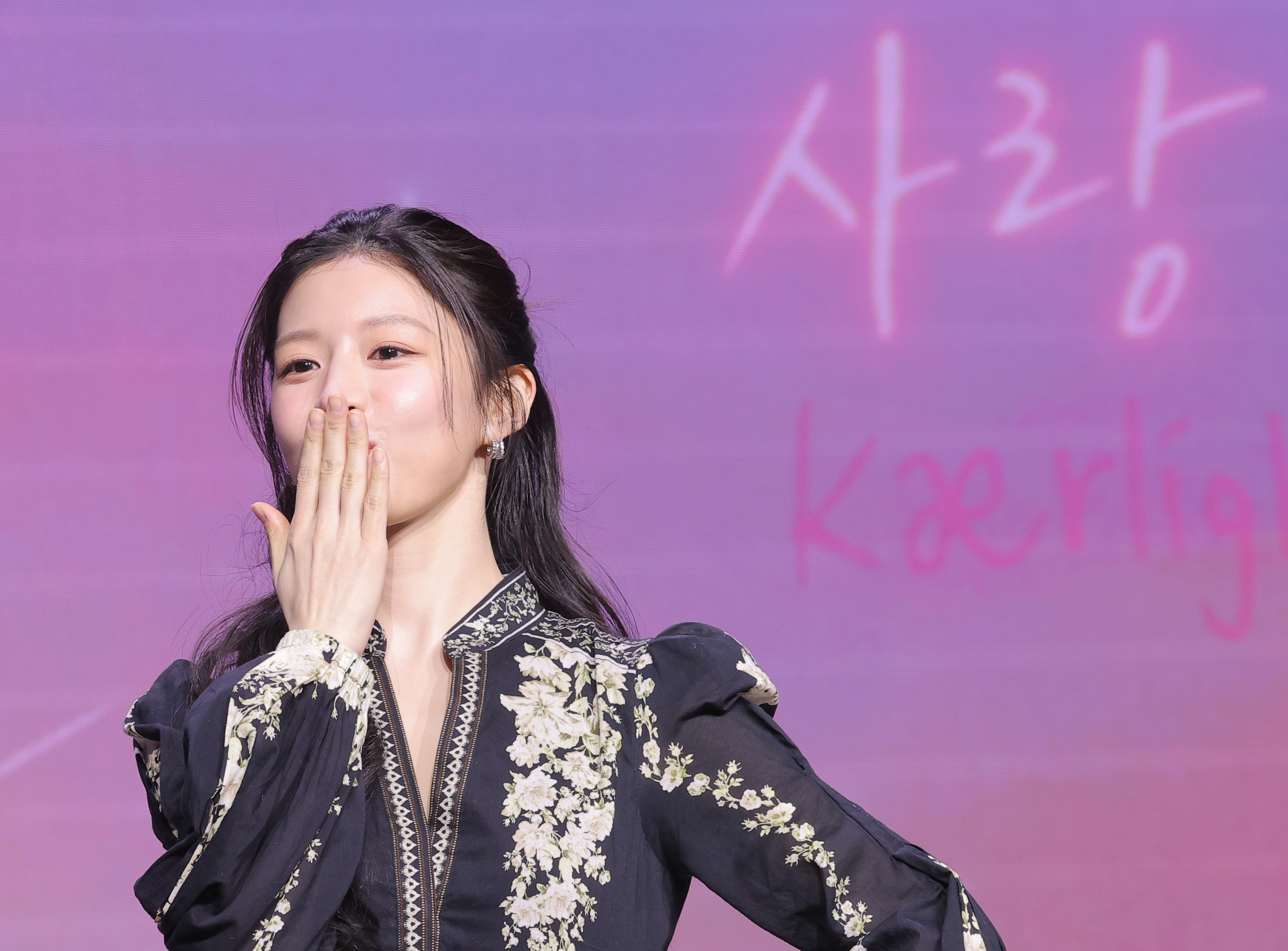 배우 고윤정이 13일 서울 강남구 조선팰리스 서울강남에서 열린 넷플릭스 시리즈 ‘이 사랑 통역 되나요?’ 제작발표회에 참석해 포즈를 취하고 있다. ‘이 사랑 통역 되나요?’는 다중언어 통역사 주호진(김선호 분)이 글로벌 톱스타 차무희(고윤정 분)의 통역을 맡게 되면서 펼쳐지는 예측불가 로맨틱 코미디다. 2026.1.13. 뉴스1