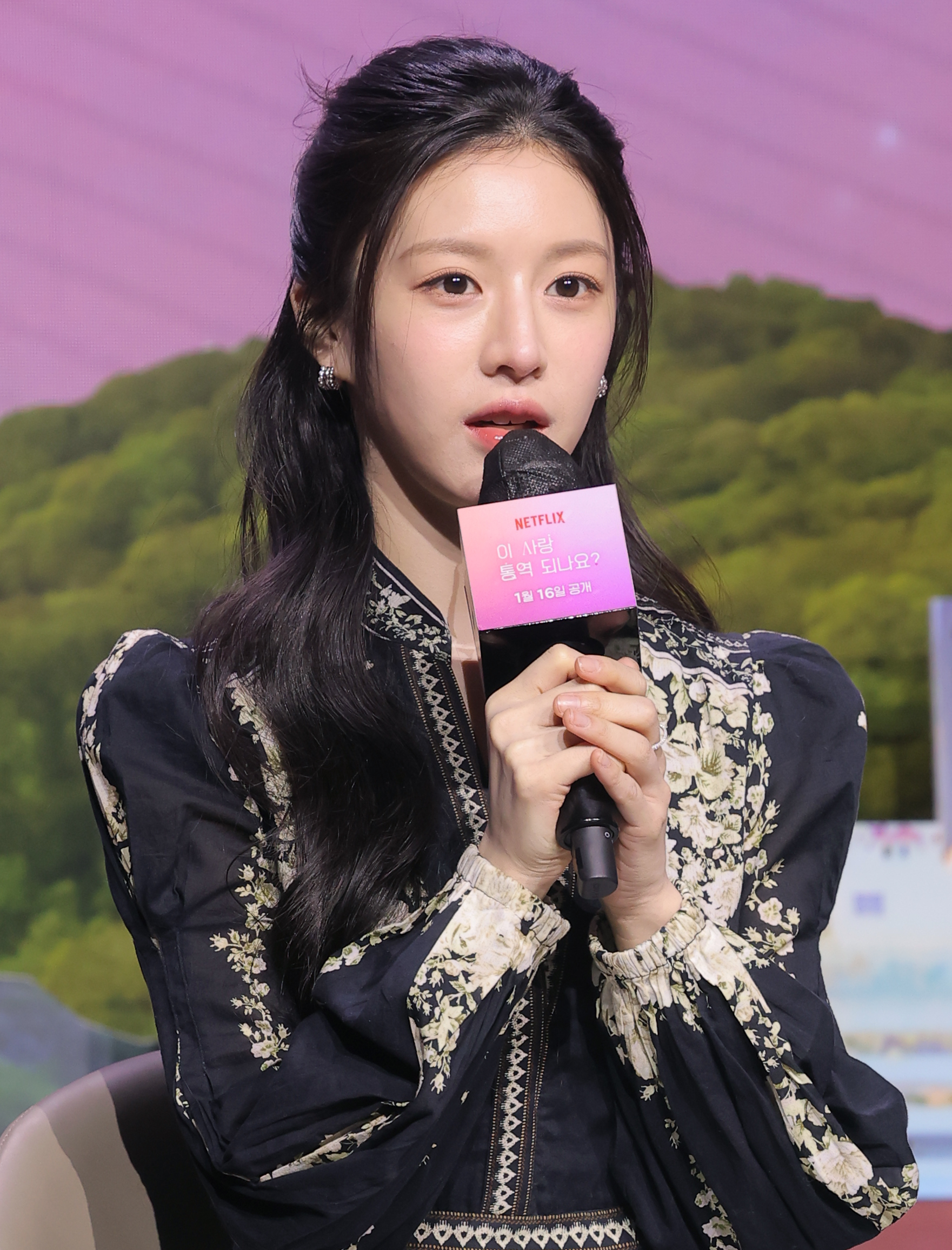 배우 고윤정이 13일 서울 강남구 조선팰리스 서울강남에서 열린 넷플릭스 시리즈 ‘이 사랑 통역 되나요?’ 제작발표회에 참석해 인사말을 하고 있다. ‘이 사랑 통역 되나요?’는 다중언어 통역사 주호진(김선호 분)이 글로벌 톱스타 차무희(고윤정 분)의 통역을 맡게 되면서 펼쳐지는 예측불가 로맨틱 코미디다. 2026.1.13. 뉴스1