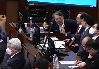 12·3 비상계엄 관련 내란 우두머리 혐의로 기소된 윤석열 전 대통령이 13일 서울 서초구 서울중앙지방법원 417호 형사대법정에서 열린 내란 우두머리 혐의 결심공판에 출석해 변호인들과 대화를 나누고 있다. 이날 재판은 윤 전 대통령 측 서류증거(서증) 조사, 특검 측 최종의견과 구형, 변호인의 최종변론, 피고인 8명의 최후진술 순으로 이뤄질 예정이다. 2026.1.13. 서울중앙지법 제공