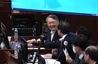 윤석열 전 대통령이 13일 서울 서초구 서울중앙지방법원에서 열린 내란 우두머리 혐의 2차 결심공판에 출석해 변호인과 대화를 나누며 미소를 짓고 있다. 2026.1.13. 서울중앙지방법원 제공 영상 캡쳐 뉴스1