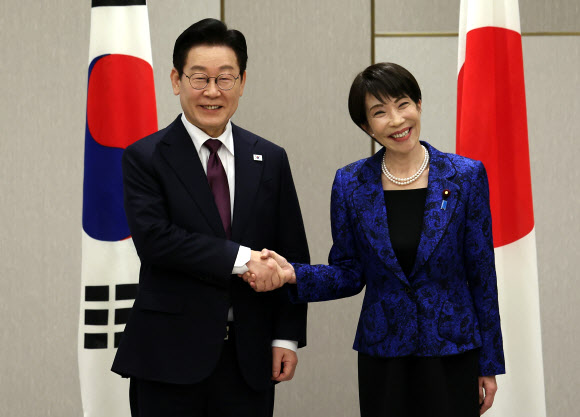 이재명 대통령과 다카이치 사나에 일본 총리가 13일 일본 나라현 정상회담장에서 확대 회담에 앞서 악수하고 있다. 2026.1.13 연합뉴스