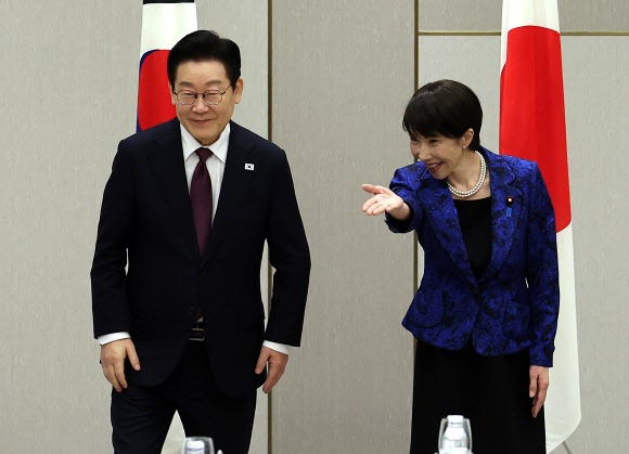 다카이치 사나에 일본 총리가 13일 일본 나라현 한일 정상회담장에서 이재명 대통령과 악수 후 자리를 안내하고 있다. 2026.1.13 연합뉴스