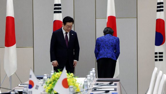 다카이치 사나에 일본 총리가 13일 일본 나라현 한일 정상회담장에서 이재명 대통령과 악수 후 자리로 향하기 전 국기에 예를 표하고 있다. 2026.1.13 연합뉴스