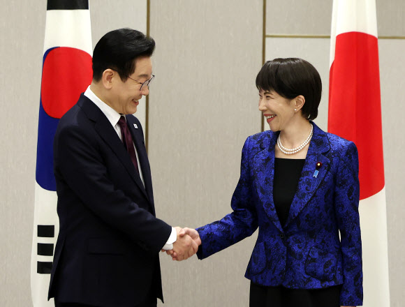 이재명 대통령과 다카이치 사나에 일본 총리가 13일 일본 나라현 정상회담장에서 확대 회담에 앞서 악수하고 있다. 2026.1.13 연합뉴스