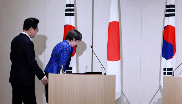 다카이치 사나에 일본 총리가 13일 일본 나라현 한일 공동언론발표장에 이재명 대통령과 입장하며 국기에 예를 표하고 있다. 2026.1.13 연합뉴스