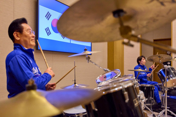 이재명 대통령과 다카이치 사나에 일본 총리가 13일 일본 나라현에서 정상회담 후 환담장에서 드럼 합주를 하고 있다. 양 정상은 ‘케이팝 데몬 헌터스’의 주제가 ‘골든’과 BTS의 히트곡 ‘다이너마이트’에 맞춰 드럼을 함께 연주했다. 다카이치 총리는 학창 시절 헤비메탈 록밴드 드러머로 활동했다. 2026.1.13  공동취재 제공