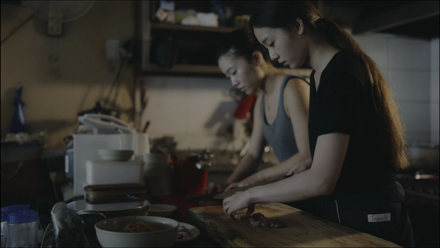 미국에서 온 입양아 출신의 셰프 에이미는 엄마의 찌개집을 이어받은 은선을 찾아와 찌개 끓이는 비법을 배운다. 
인디스토리 제공