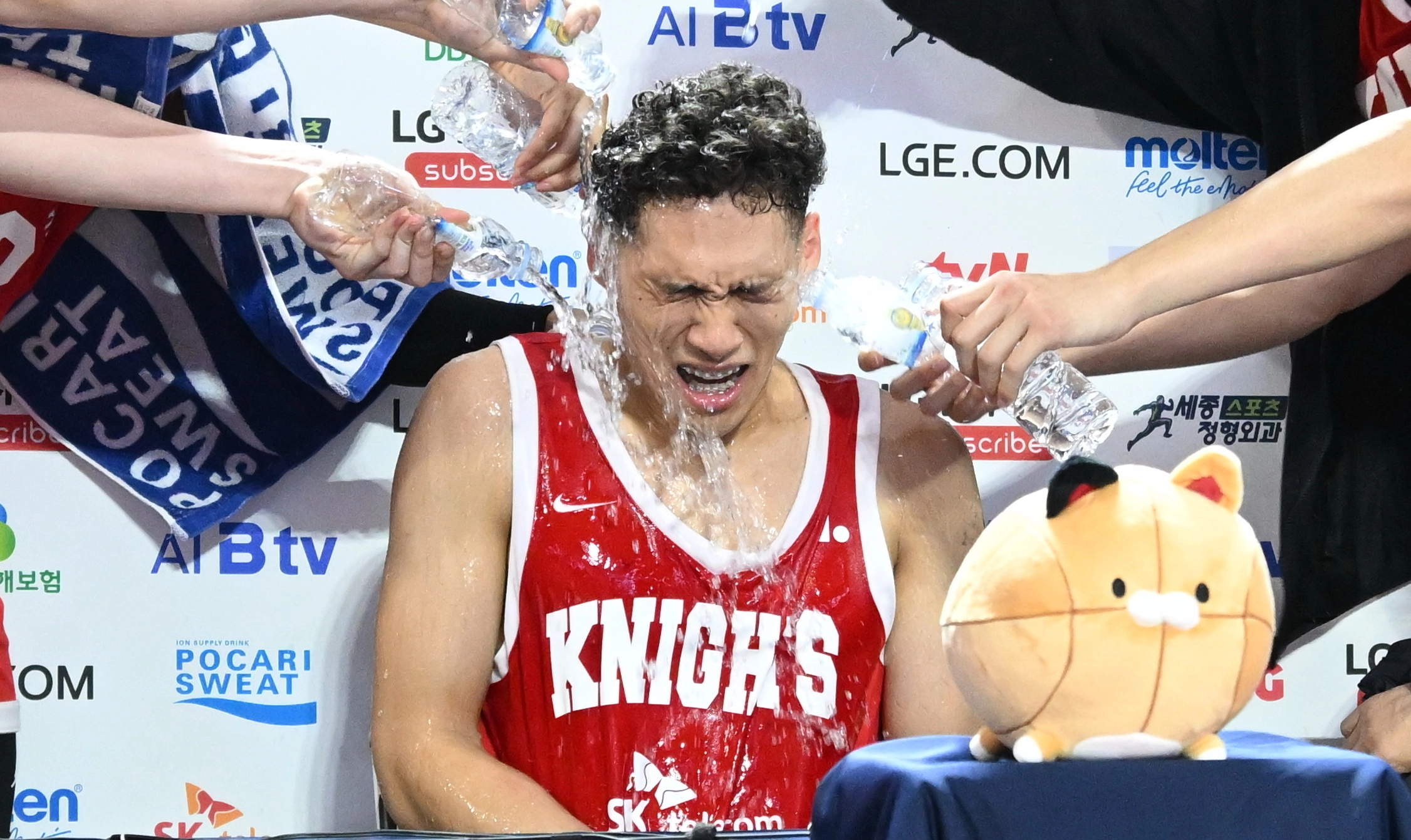 경기 후 형들에게 물세례를 받는 다니엘. 2026.1.13 KBL 제공