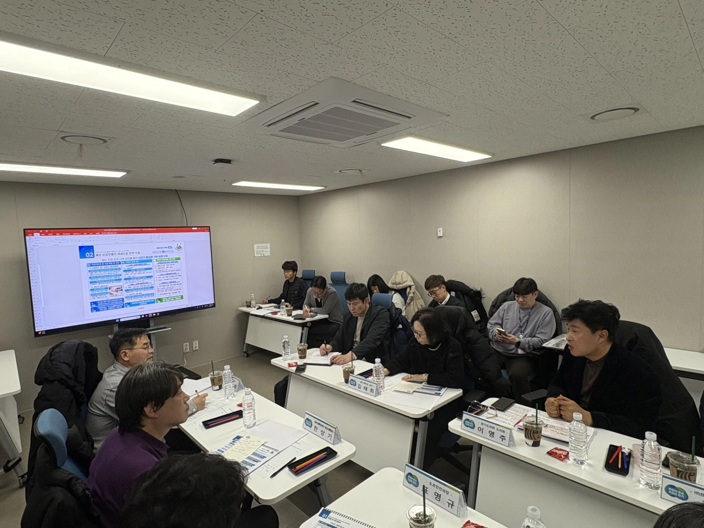 이영주 의원이 ‘경기도 자전거 이용 활성화 5개년 계획 수립 용역 착수보고회’에서 관계 공무원 및 전문가들과 함께 자전거 정책 방향을 논의하고 있다.(사진=경기도의회)