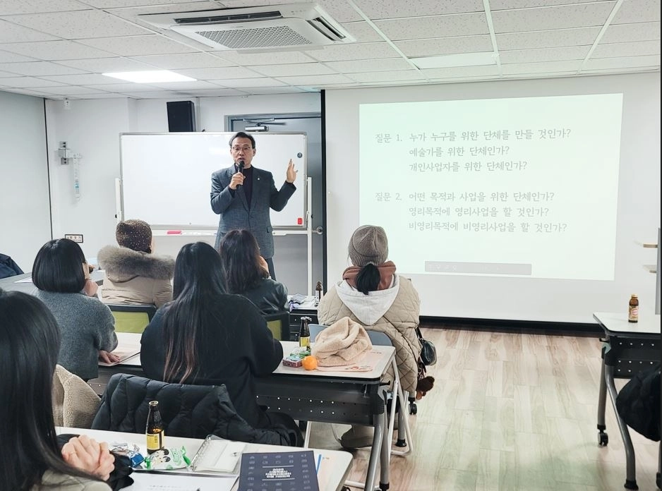 ‘우리에게 필요한 단체 만들기’ 특강에 나선 이상훈 의원