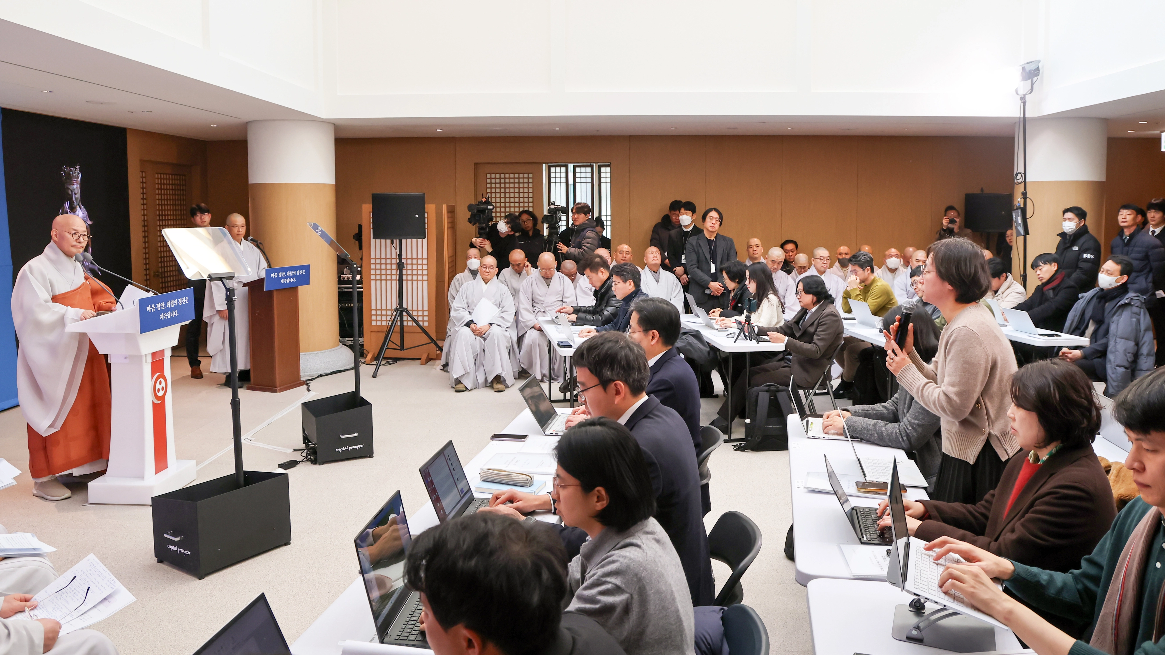 진우 스님이 새해 종무 일정 발표 뒤 기자들과 일문일답 시간을 갖고 있다. 조계종 제공