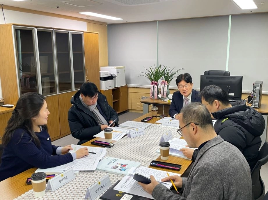 위원장단과 간담회 중인 김용일 정책위원장(가운데)