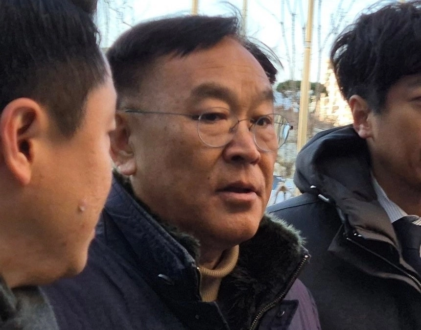 김진하 강원 양양군수가 2일 오전 강원 춘천지법 속초지원에 구속 전 피의자 심문(영장실질심사)을 받기 위해 출석하고 있다. 2025.1.2 연합뉴스