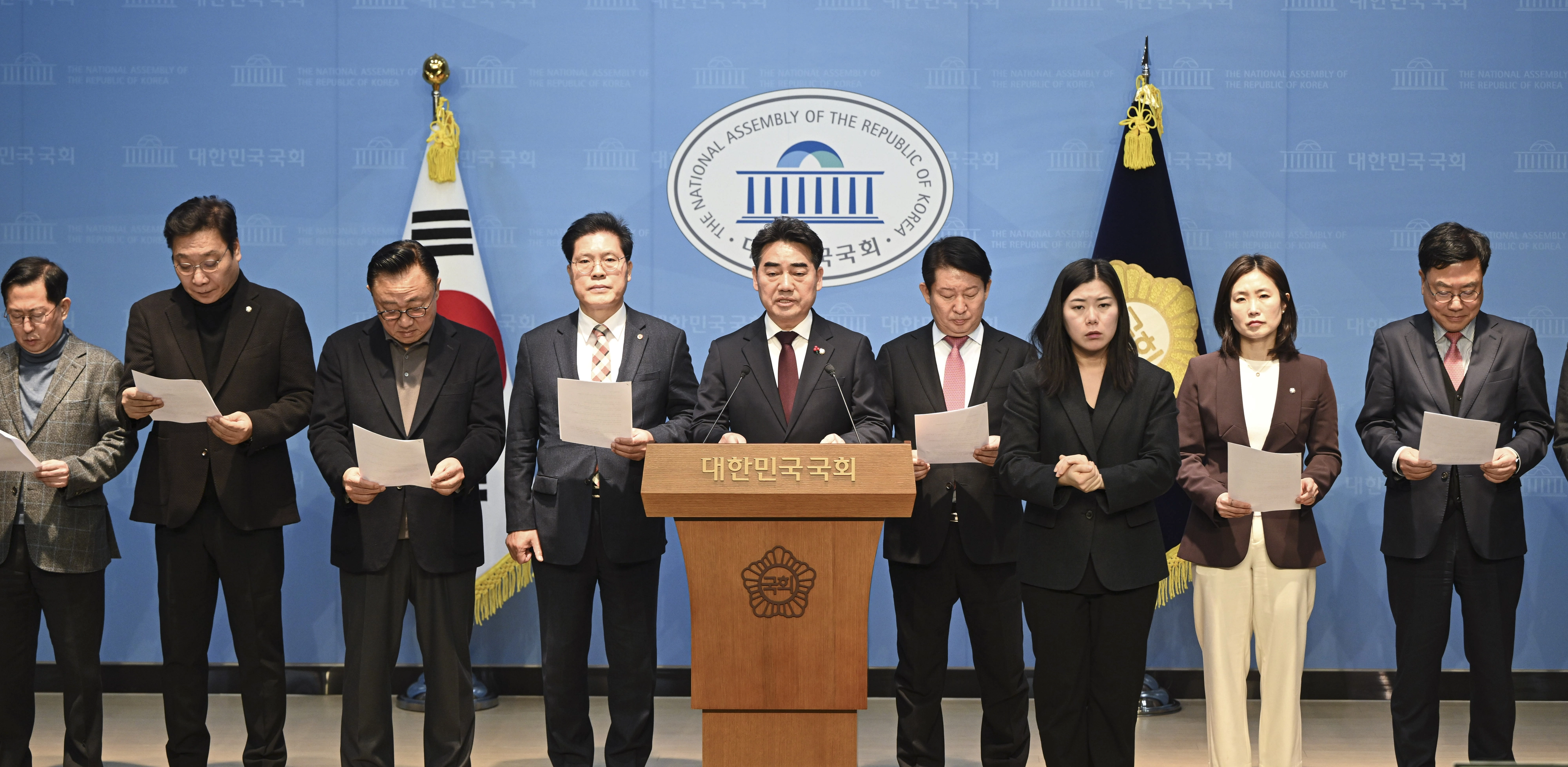 국민의힘 소장파 모임 ‘대안과 미래’ 간사인 이성권(왼쪽 다섯 번째) 의원이 14일 국회에서 기자회견을 열고 당 중앙윤리위원회의 한동훈 전 대표 제명 결정에 대한 입장을 밝히고 있다. 왼쪽부터 ‘대안과 미래’ 소속 유용원·정연욱·고동진·송석준 의원, 이 의원, 권영진 의원, 한 사람 건너 김소희·서범수 의원.
이지훈 기자