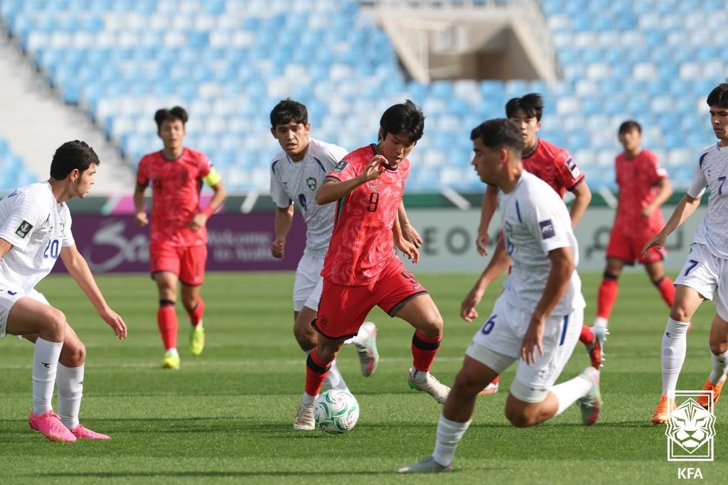 23세 이하 축구대표팀 김태원이 13일(한국시간) 사우디아라비아 리야드의 프린스 파이살 빈 파흐드 경기장에서 열린 우즈베키스탄과의 대회 조별리그 C조 마지막 3차전에서 드리블 돌파를 시도하고 있다. 2026.1.13 대한축구협회 제공