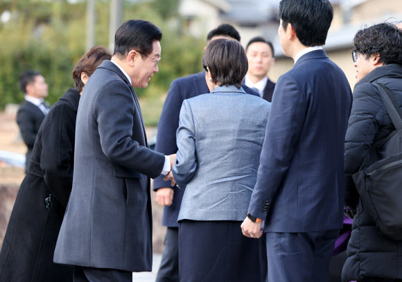 이재명 대통령이 14일 일본 나라현 호류지(법륭사)에서 친교행사에 앞서 다카이치 사나에 일본 총리와 인사하고 있다. 2026.1.14 연합뉴스