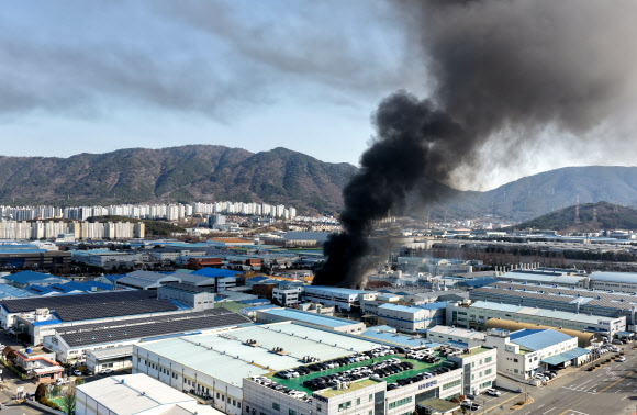 14일 오전 10시 13분께 경남 창원시 성산구 성주동 국가산업단지 내 한 공장에서 불이 나 검은 연기가 발생하고 있다.      인명피해는 현재까지 없는 것으로 전해졌다. 2026.1.14  연합뉴스