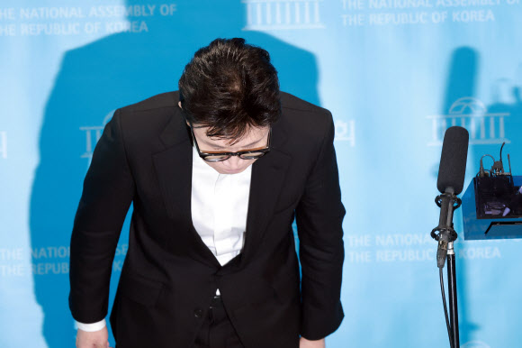 국민의힘 한동훈 전 대표가 14일 당 윤리위원회가 본인을 제명 결정한 것과 관련해 입장을 밝힌 뒤 취재진 질문에 답하기에 앞서 인사하고 있다. 2026.1.14  연합뉴스