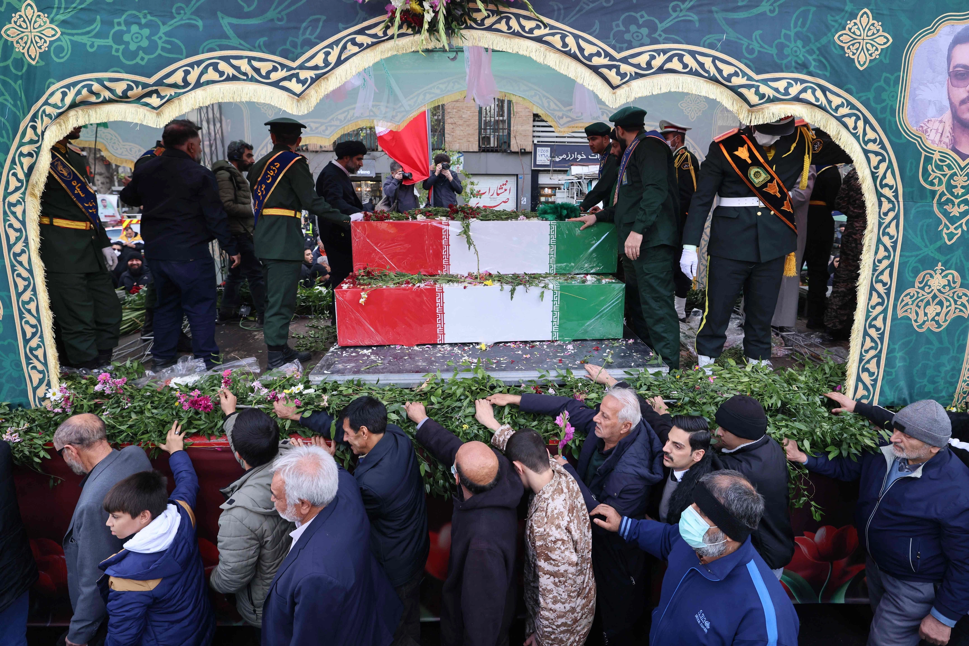 14일(현지시간) 이란 테헤란에서 열린 반정부 시위를 진압하던 중 사망한 보안군 장병들의 장례식이 열리고 있다. 2026.1.14 AFP 연합뉴스