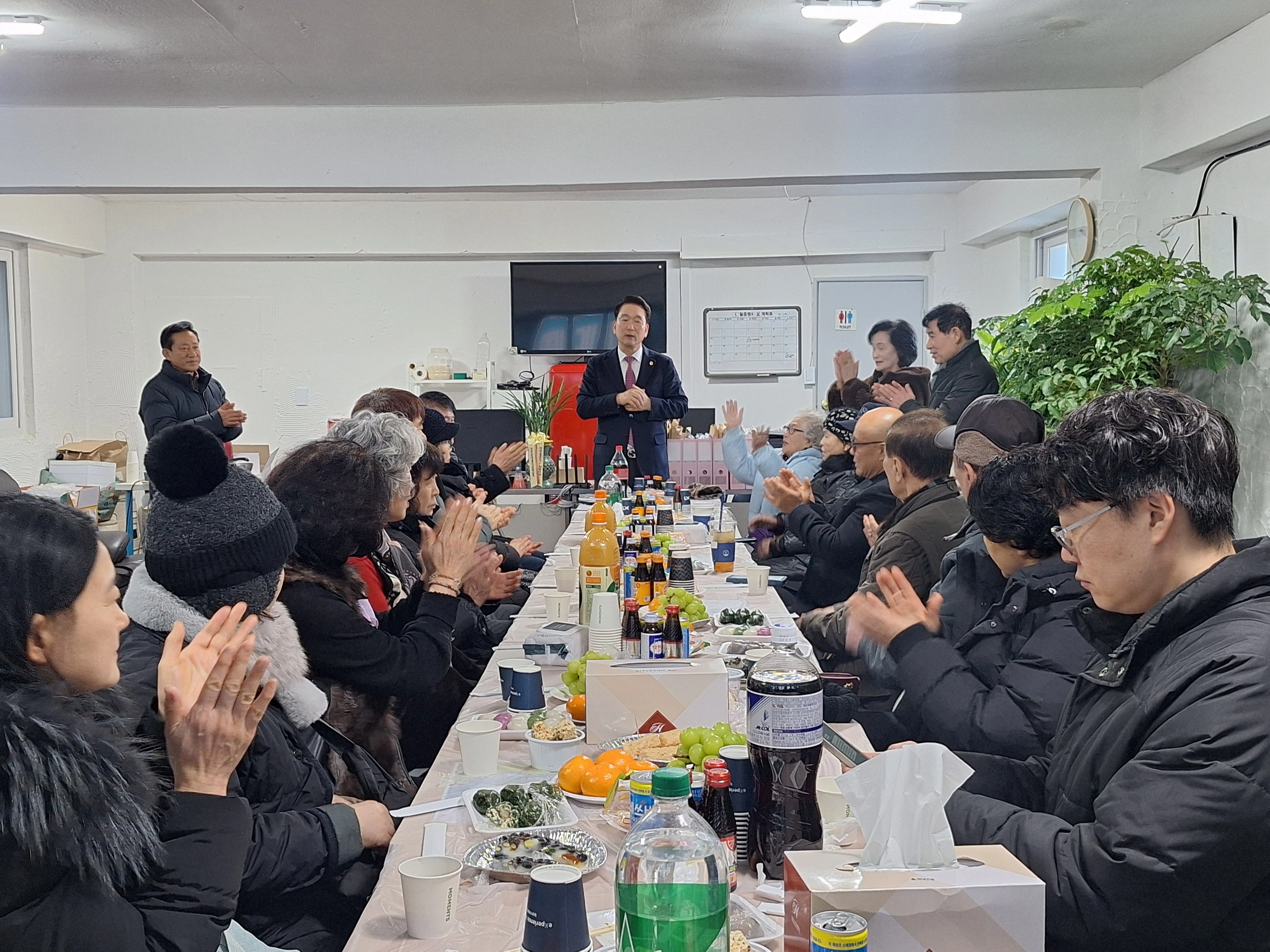 주민간담회에서 발언중인 김태수 위원장(가운데)