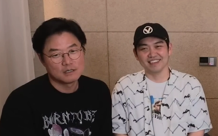 유튜브 채널 ‘채널십오야’에서 라이브 방송을 진행 중인 나영석 PD(왼쪽)와 박현용 PD