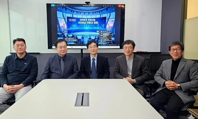 한반도문화관광연구원 주최로 열린 ‘제3차 관광 상생포럼’에는 관광분야 전문가들이 참여해 2025년 관광산업진단과 더불어 2026년을 전망하고 지속가능한 관광산업 발전을 위한 해법을 모색했다. 사진 왼쪽부터 정철 한양대학교 관광대학원장, 김대관 경희대 하스피탤리티 경영학과 교수(전 한국문화관광연구원 원장), 김형우 한반도문화관광연구원 원장(전 한국관광기자협회 회장), 김현환 경희대 관광대학원 특임교수(전 문체부 제1차관), 박정록 전 서울시관광협회 상근부회장. 사진: 한반도문화관광연구원 제공.