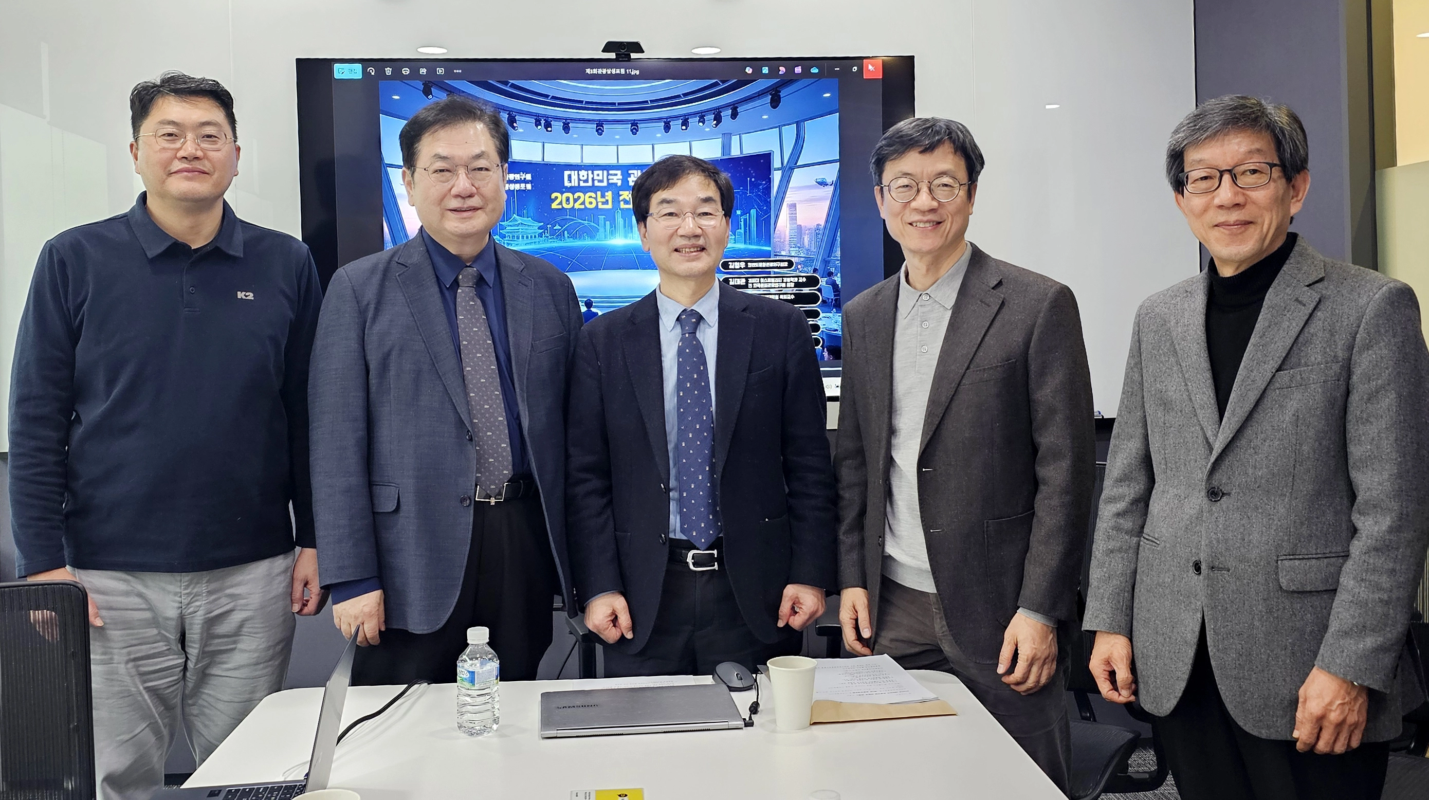 한반도문화관광연구원 주최로 열린 ‘제3차 관광 상생포럼’에 참여한 전문가들이 기념 촬영을 하고 있다. 왼쪽부터 정철 한양대학교 관광대학원장, 김대관 경희대 하스피탤리티 경영학과 교수(전 한국문화관광연구원 원장), 김형우 한반도문화관광연구원 원장(전 한국관광기자협회 회장), 김현환 경희대 관광대학원 특임교수(전 문체부 제1차관), 박정록 전 서울시관광협회 상근부회장. 사진: 한반도문화관광연구원 제공.