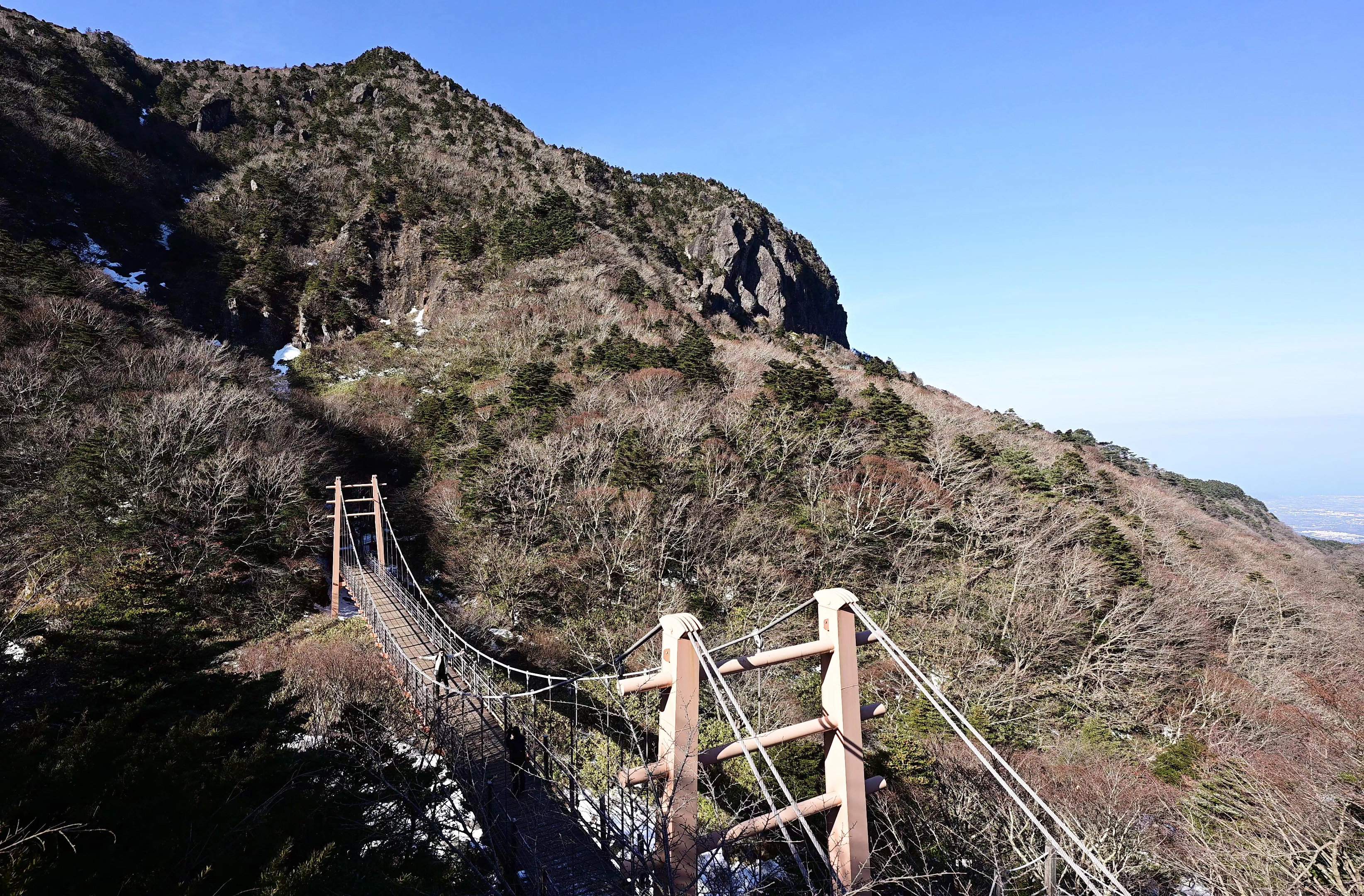 관음사 코스의 용진각 현수교.