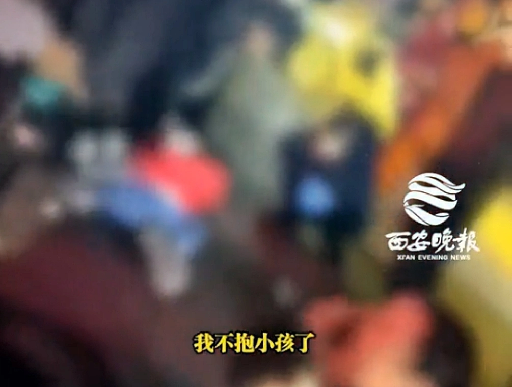 중국 소후닷컴 등에 따르면 13일 밤 9시쯤 중국 후난성 사오양시 다샹구에서는 길거리 유괴 의심 신고가 접수됐다. 관련 영상에는 아기 엄마의 비명과 이를 듣고 몰려든 행인들이 한 여성을 제압하는 모습이 담겨 있었다. 현지 경찰 조사 결과 이는 오해에서 비롯된 해프닝으로 드러났다. 사진은 제압당한 여성. 2026.1.14 소후