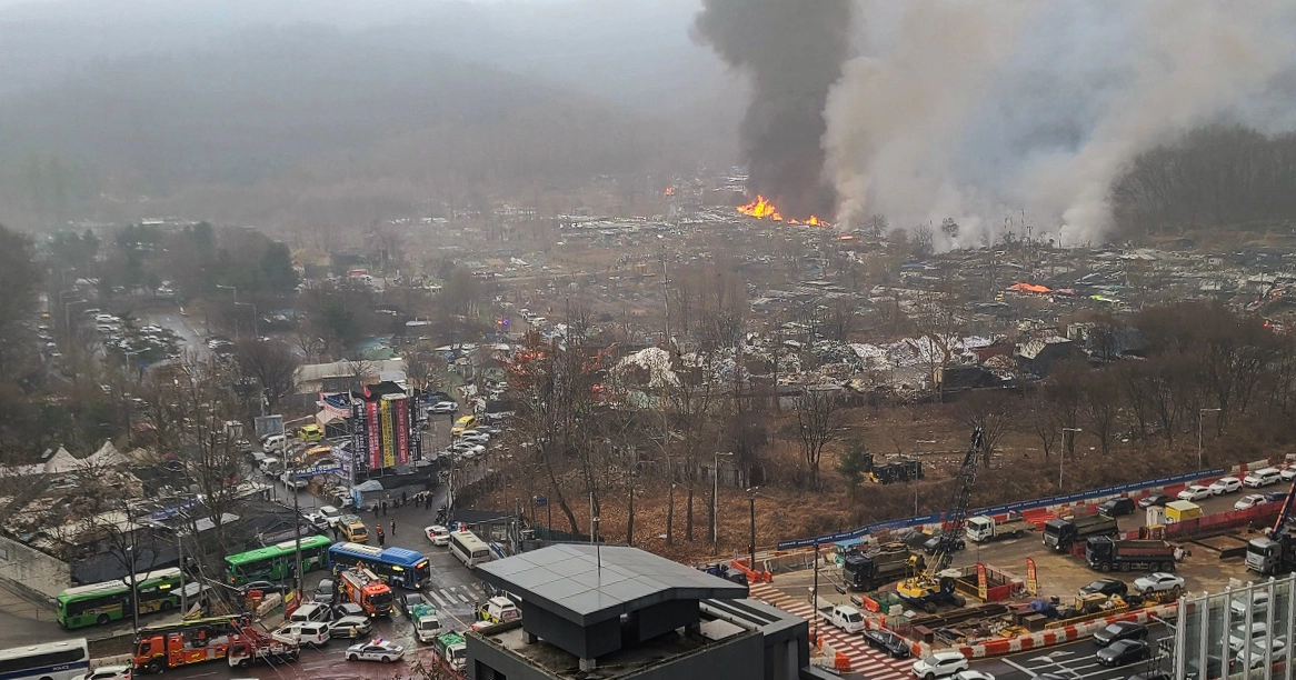 불길 치솟는 구룡마을 화재 현장  16일 오전 5시께 서울 강남구 개포동 구룡마을 4지구에서 불이 났다. (독자 제공) 2026.1.16 연합뉴스