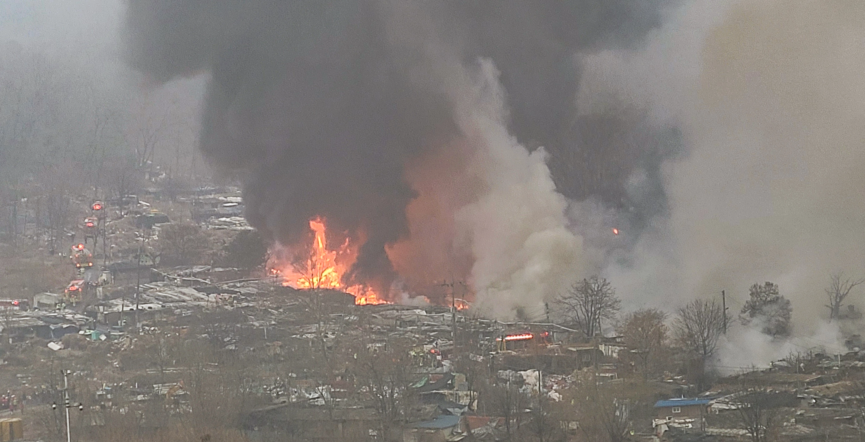 불길 치솟는 구룡마을 화재 현장  16일 오전 서울 강남구 개포동 구룡마을 4지구 화재현장에 불길과 연기가 치솟고 있다. 2026.1.16  (독자 제공) 연합뉴스