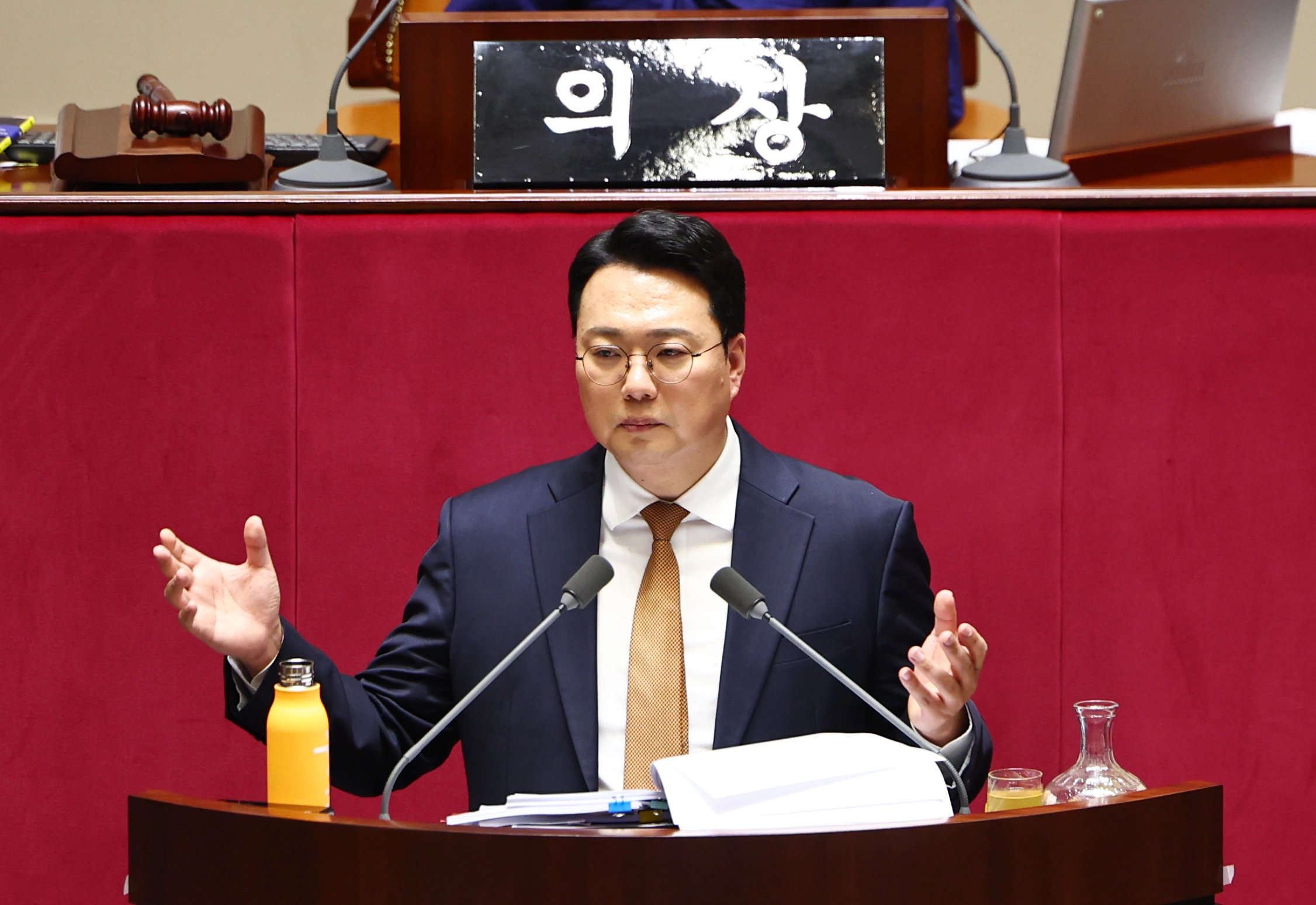 필리버스터 이어가는 천하람 원내대표  천하람 개혁신당 원내대표가 15일 국회에서 열린 본회의에서 ‘윤석열ㆍ김건희에 의한 내란ㆍ외환 및 국정농단 행위의 진상규명을 위한 특별검사 임명 등에 관한 법률안’에 대해 무제한 토론(필리버스터)을 하고 있다.  뉴시스