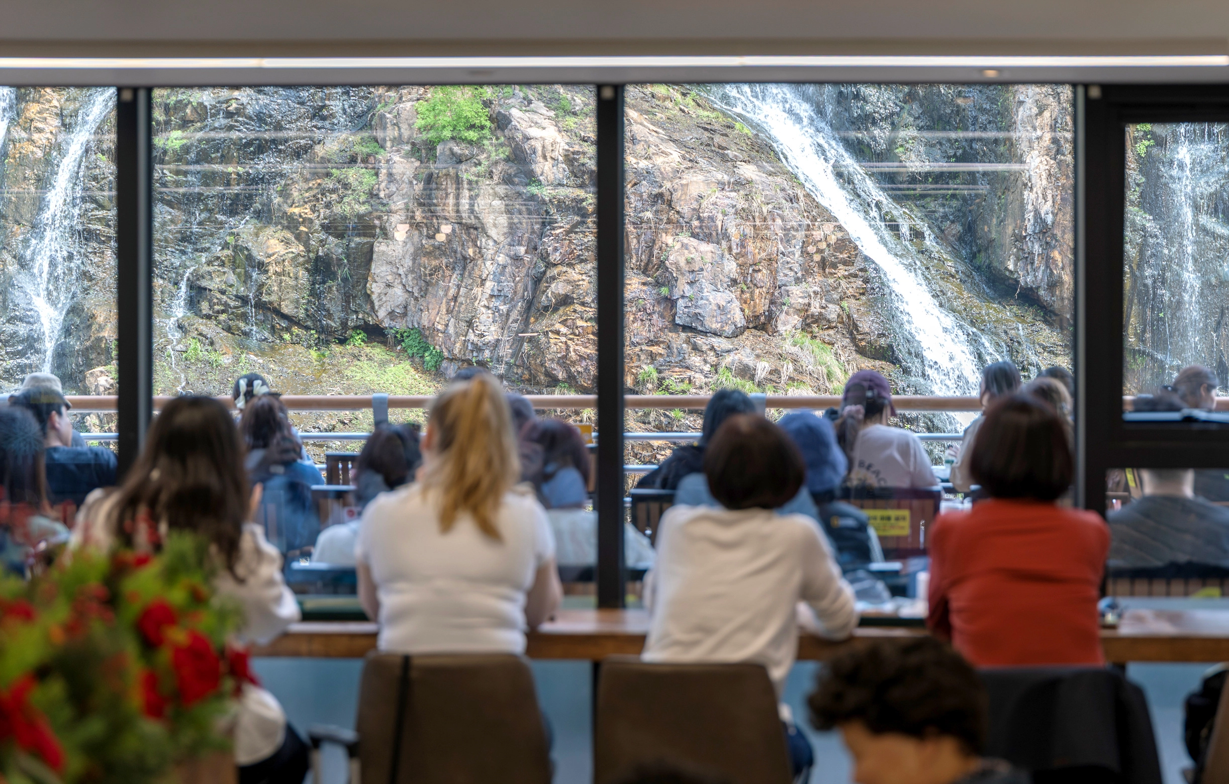 서울 서대문구 홍은동 카페폭포 방문객들이 폭포를 감상하고 있다. 

서대문구 제공