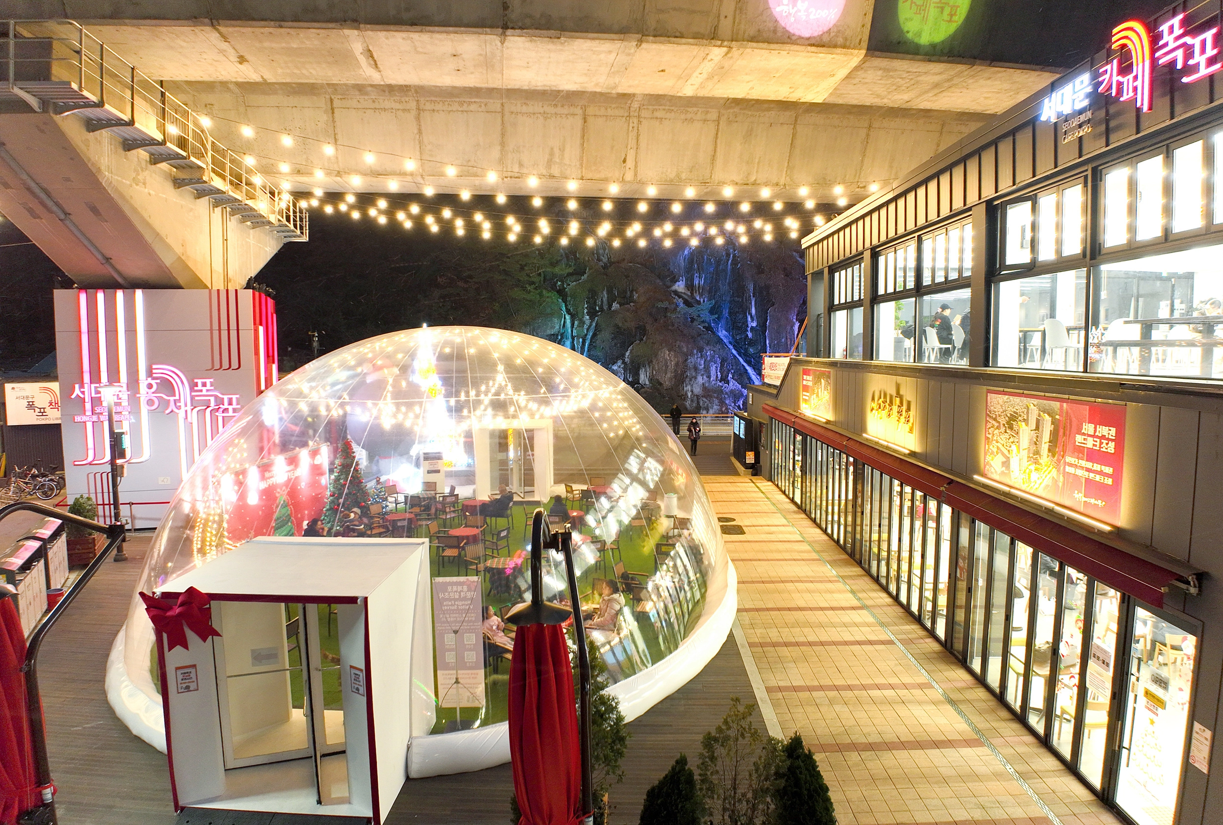서울 서대문구 홍은동 카페폭포 앞에 설치된 반구형 투명 에어돔. 

서대문구 제공