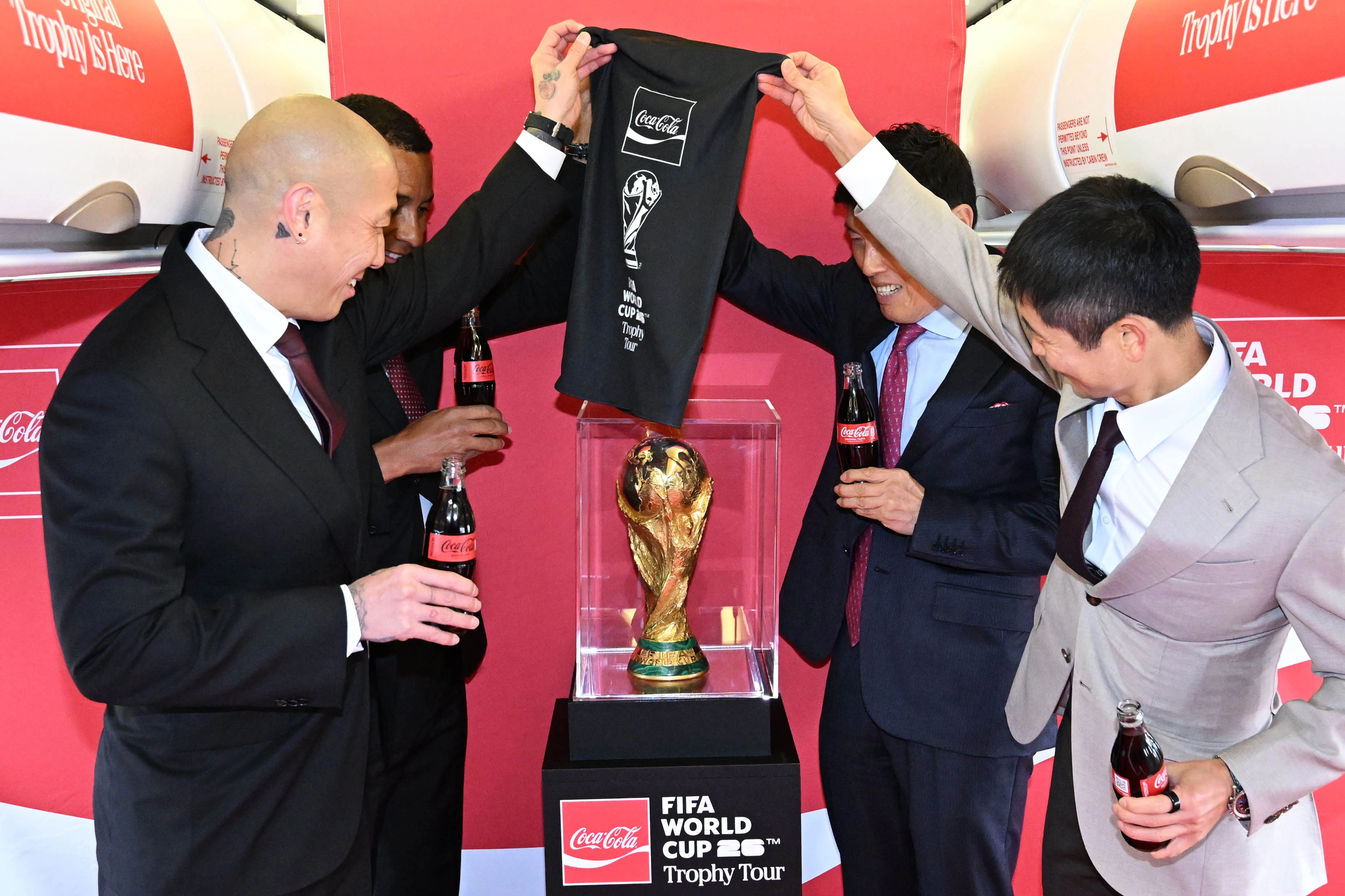 FIFA 레전드이자 전 브라질 축구 국가대표 선수 지우베르투 시우바(왼쪽 두 번째)가 16일 서울 강서구 김포비즈니스항공센터에 주기된 전세기에서 2002 한·일 월드컵 한국 축구 국가대표 선수들과 함께 ‘오리지널 FIFA 월드컵™ 트로피’를 공개하고 있다. 2026.1.16 홍윤기 기자
