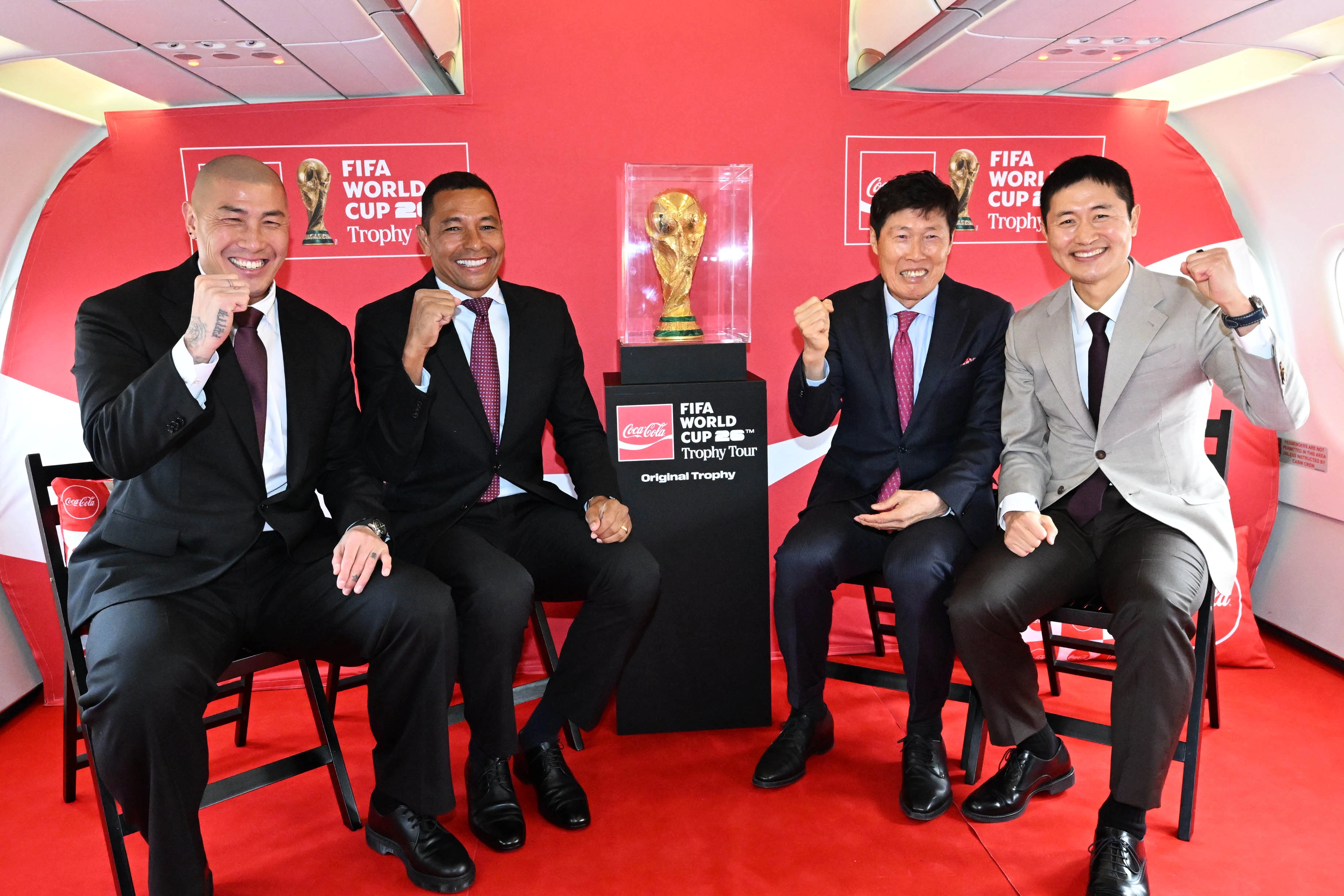 FIFA 레전드이자 전 브라질 축구 국가대표 선수 지우베르투 시우바(왼쪽 두 번째)가 16일 서울 강서구 김포비즈니스항공센터에 주기된 전세기에서 2002 한·일 월드컵 한국 축구 국가대표 선수들과 기념촬영을 하고 있다. 왼쪽부터 차두리 감독, 지우베르투 시우바 선수, 차범근 전 감독, 이영표 해설위원. 2026.1.16 홍윤기 기자