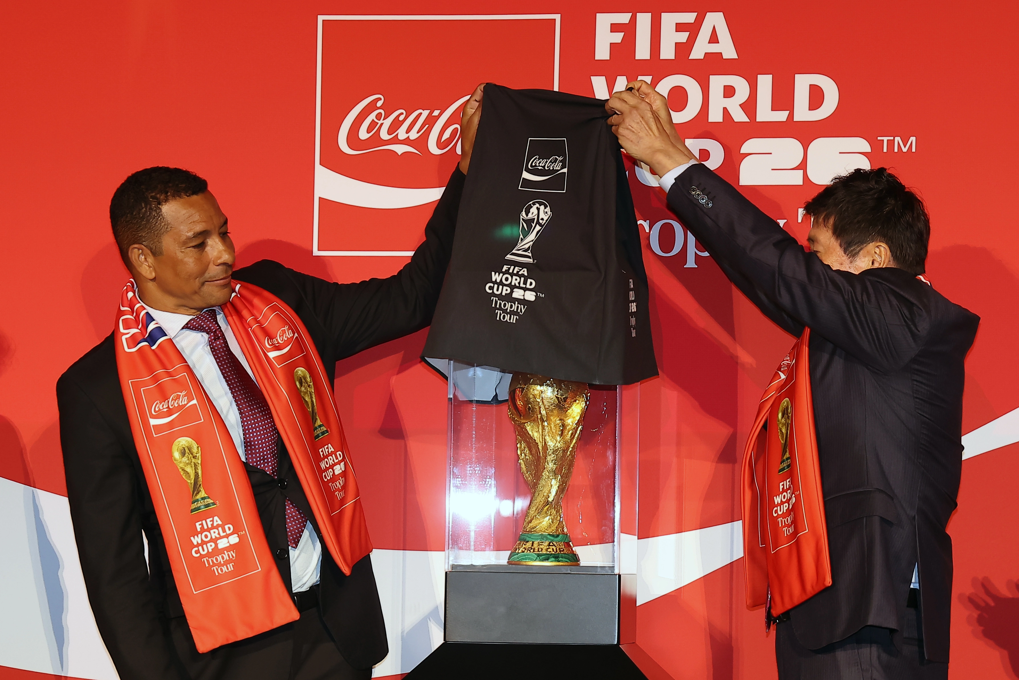 16일 서울 용산구 CGV용산아이파크몰에서 열린 피파 월드컵 북중미 2026 트로피 투어에서 지우베르투 시우바와 차범근이 트로피를 공개하고 있다. 2026.1.16 연합뉴스