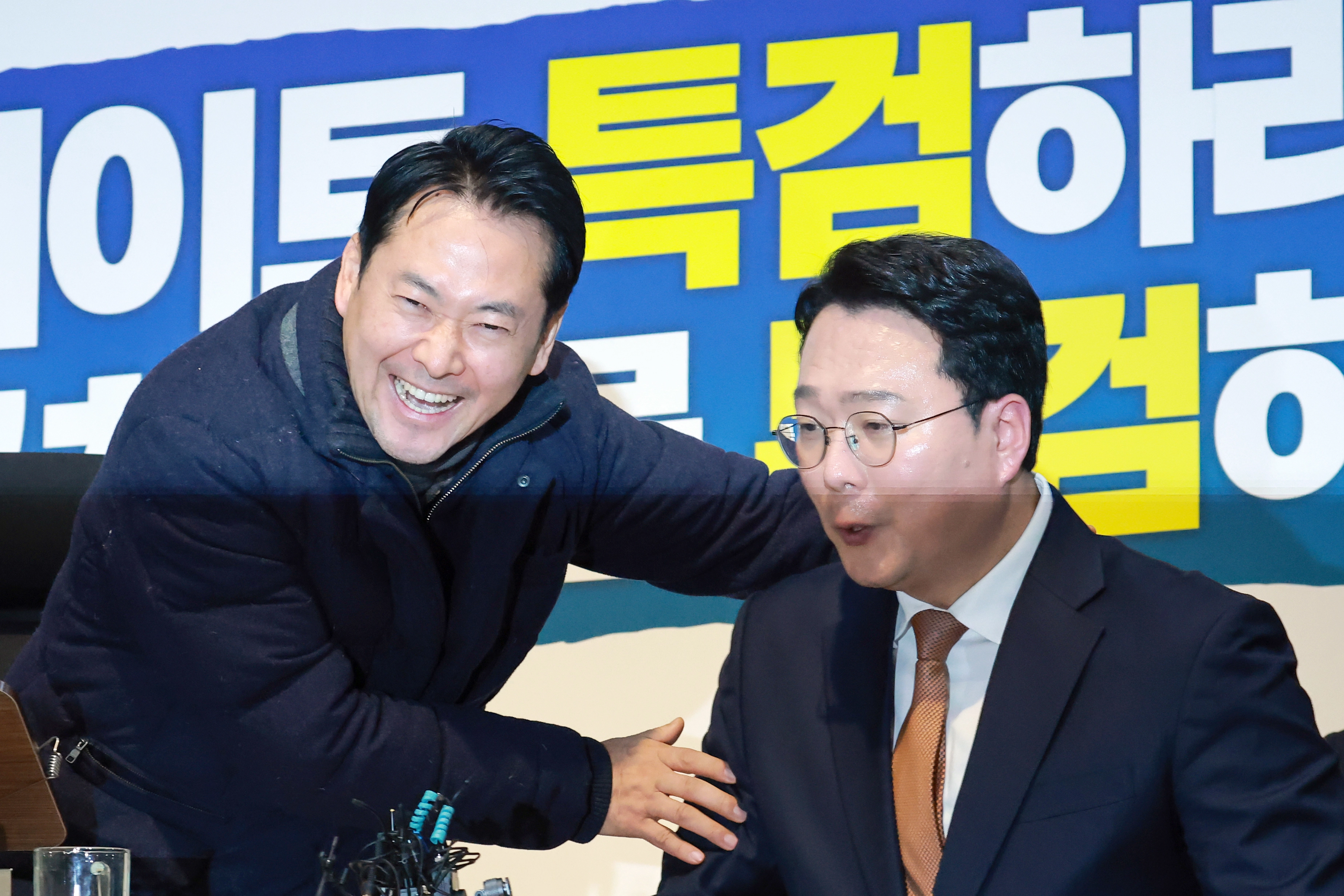 국민의힘 장동혁 대표 단식 농성장 찾은 개혁신당 천하람 원내대표  통일교의 정치권 로비 의혹, 공천헌금 의혹과 관련한 특검법 수용을 촉구하며 단식 농성하고 있는 국민의힘 장동혁 대표(왼쪽)가 16일 국회에서 2차 종합특검법안 반대 필리버스터를 마치고 로텐더홀 농성장을 방문한 개혁신당 천하람 원내대표와 대화하고 있다. 연합뉴스