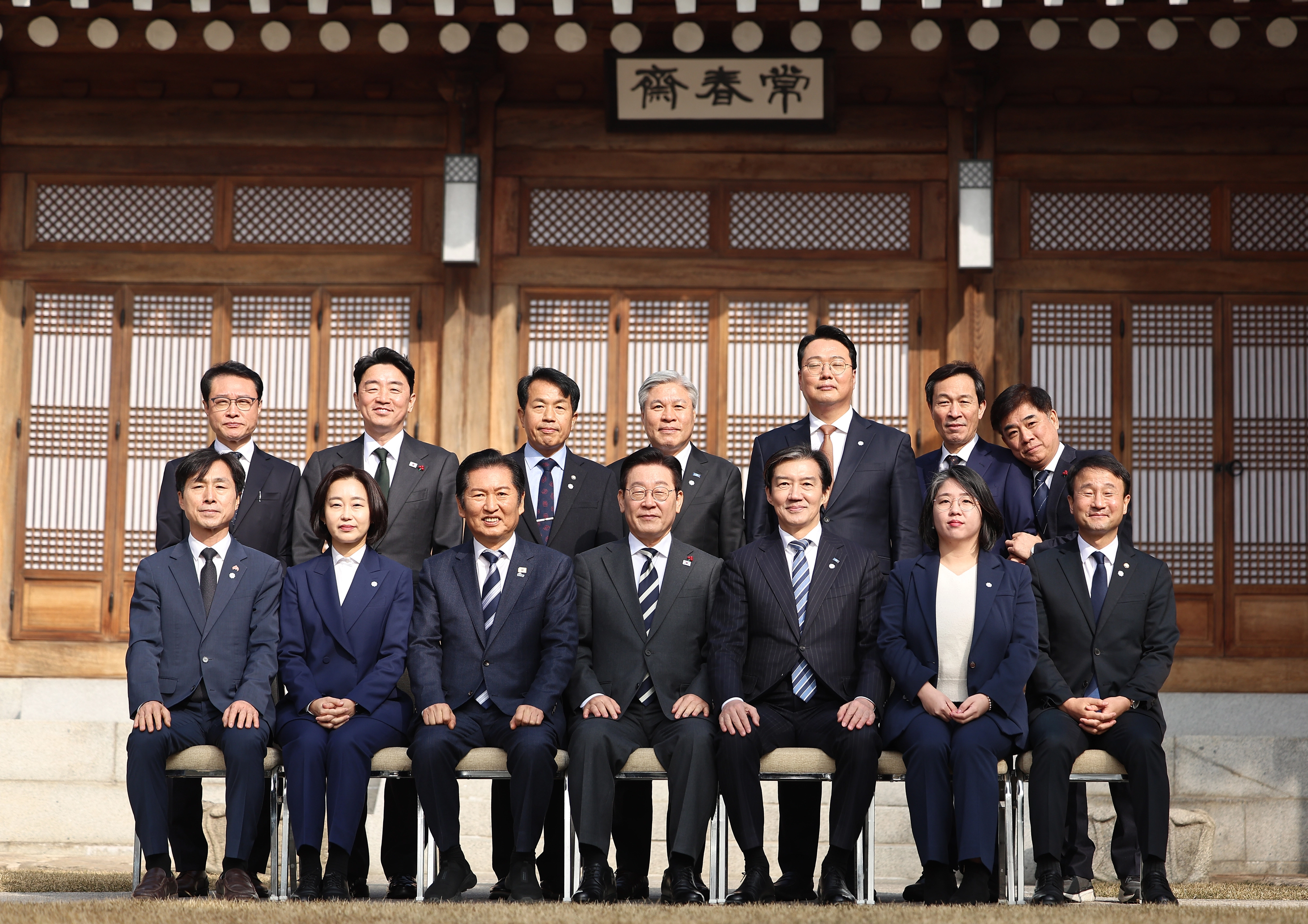 이재명 대통령이 16일 청와대 상춘재에서 열린 정당 지도부 초청 오찬에서 참석자들과 기념 촬영을 하고 있다. 앞줄 왼쪽부터 사회민주당 한창민 대표, 진보당 김재연 대표, 더불어민주당 정청래 대표, 이 대통령, 조국혁신당 조국 대표, 기본소득당 용혜인 대표, 더불어민주당 한병도 원내대표. 뒷줄 왼쪽부터 이규연 홍보소통수석, 강훈식 비서실장, 진보당 윤종오 원내대표, 조국혁신당 서왕진 원내대표, 개혁신당 천하람 원내대표, 우상호 정무수석, 김병욱 정무비서관. 2026.1.16 연합뉴스