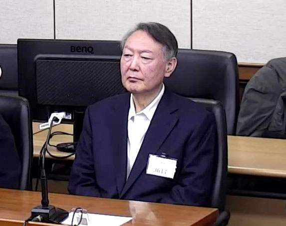 윤석열 ‘체포 방해’ 등 1심 징역 5년  윤석열 전 대통령이 서울 서초구 서울중앙지방법원에서 열린 특수공무집행방해, 범인도피교사, 직권남용 권리행사방해 혐의 등 사건에 대한 1심 선고 공판에 출석해 피고인석에 앉아 있다.  서울중앙지법 제공