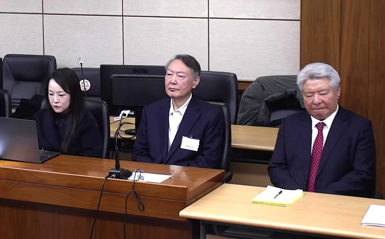 윤석열 ‘체포 방해’ 등 1심 징역 5년  윤석열 전 대통령이 16일 서울 서초구 서울중앙지방법원에서 열린 특수공무집행방해, 범인도피교사, 직권남용 권리행사방해 혐의 등 사건에 대한 1심 선고 공판에 출석해 피고인석에 앉아 있다. 윤 전 대통령은 이날 징역 5년을 선고받았다. 2026.1.16 서울중앙지법 제공