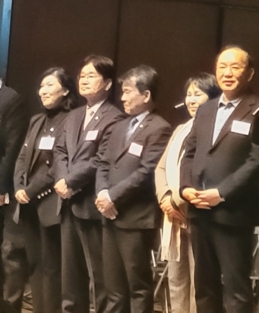 2026 서대문구 신년인사회 및 신년음악회에 참석해 참석자들과 기념촬영을 하는 김용일 의원(왼쪽에서 두 번째)