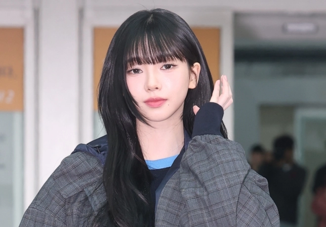 에스파 카리나가 해외 일정을 위해 16일 인천국제공항을 통해 밀라노로 출국하기 전 매무새를 고치고 있다. <br>뉴스1